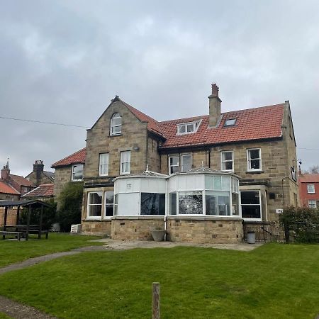 The Fylingdales Inn 罗宾胡兹贝 外观 照片